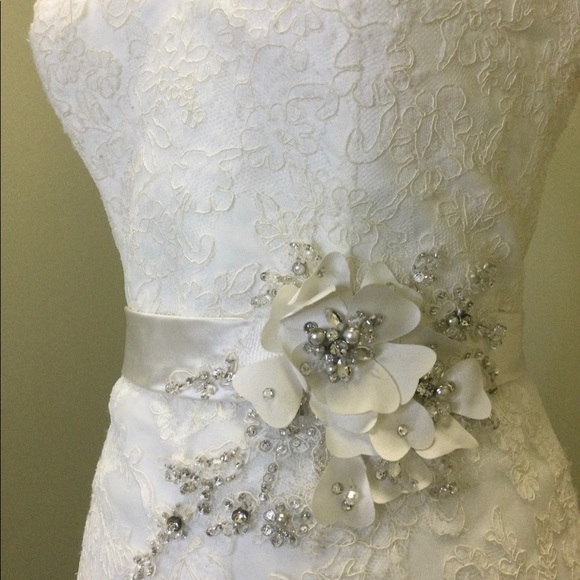 Gorgeous Allure Romance Wedding Dress Size 14, Store Sample, On Sale !! - Picture 2 of 4